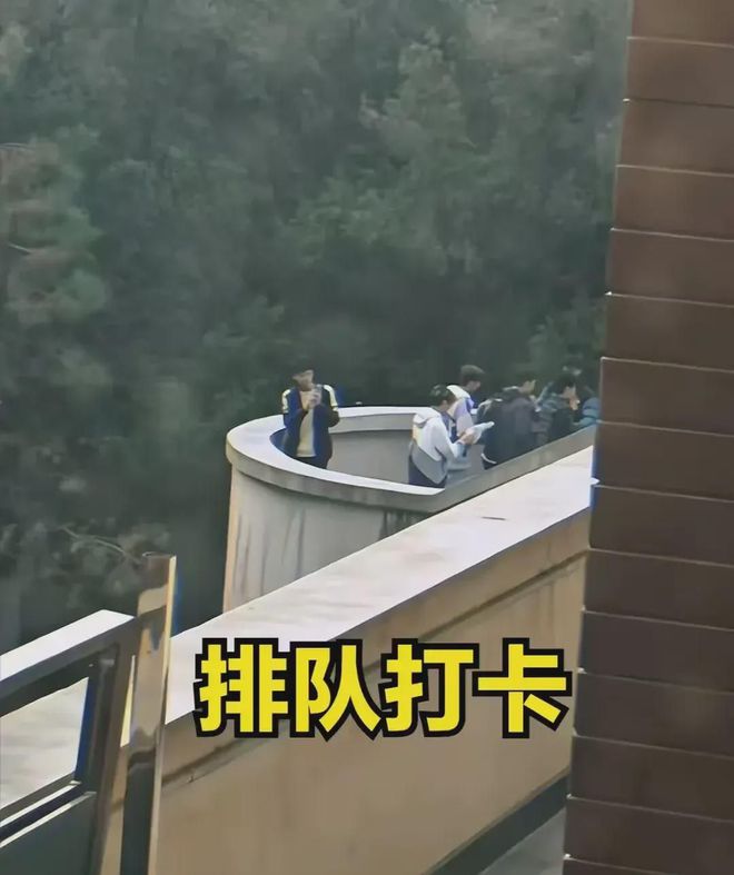 兰州交大情侣公共楼梯亲密过度，不雅行为引发热议