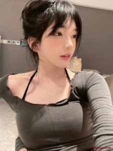 深夜餐厅惊现明星身影，与友人聚餐引爆网络讨论深夜餐厅明星聚餐，网友热议不停