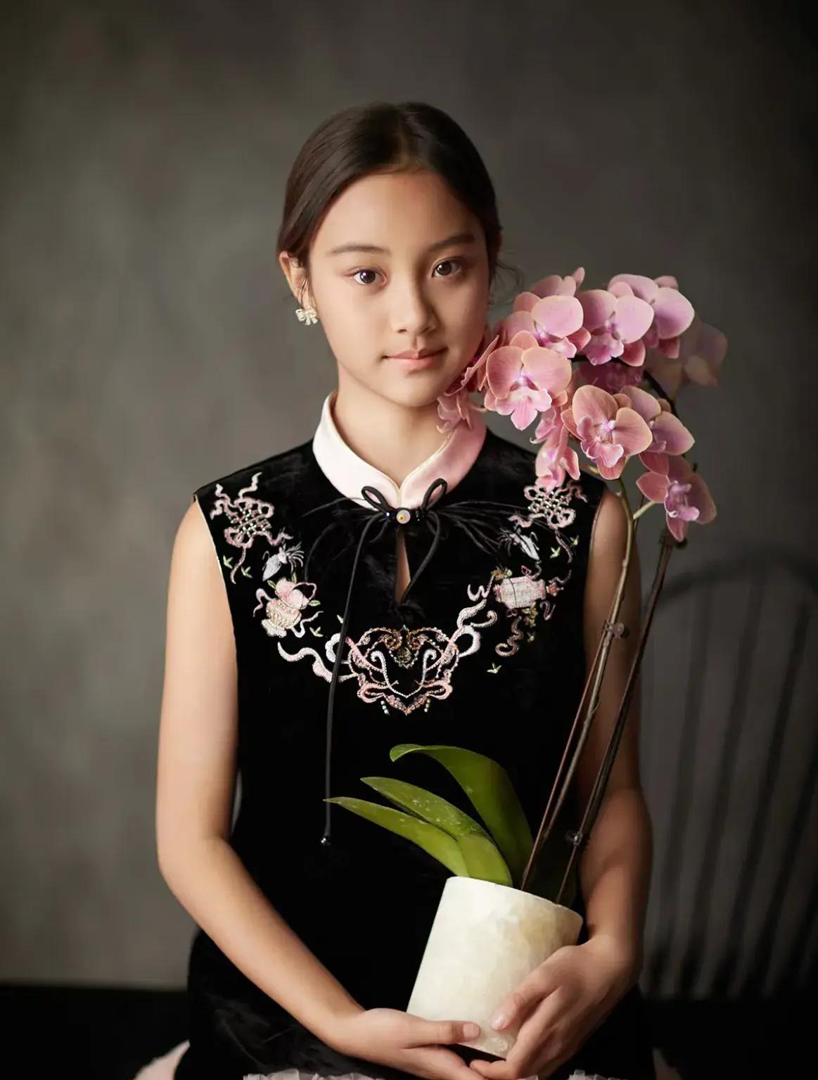 贾乃亮晒温馨照，为爱女甜馨庆十岁生日